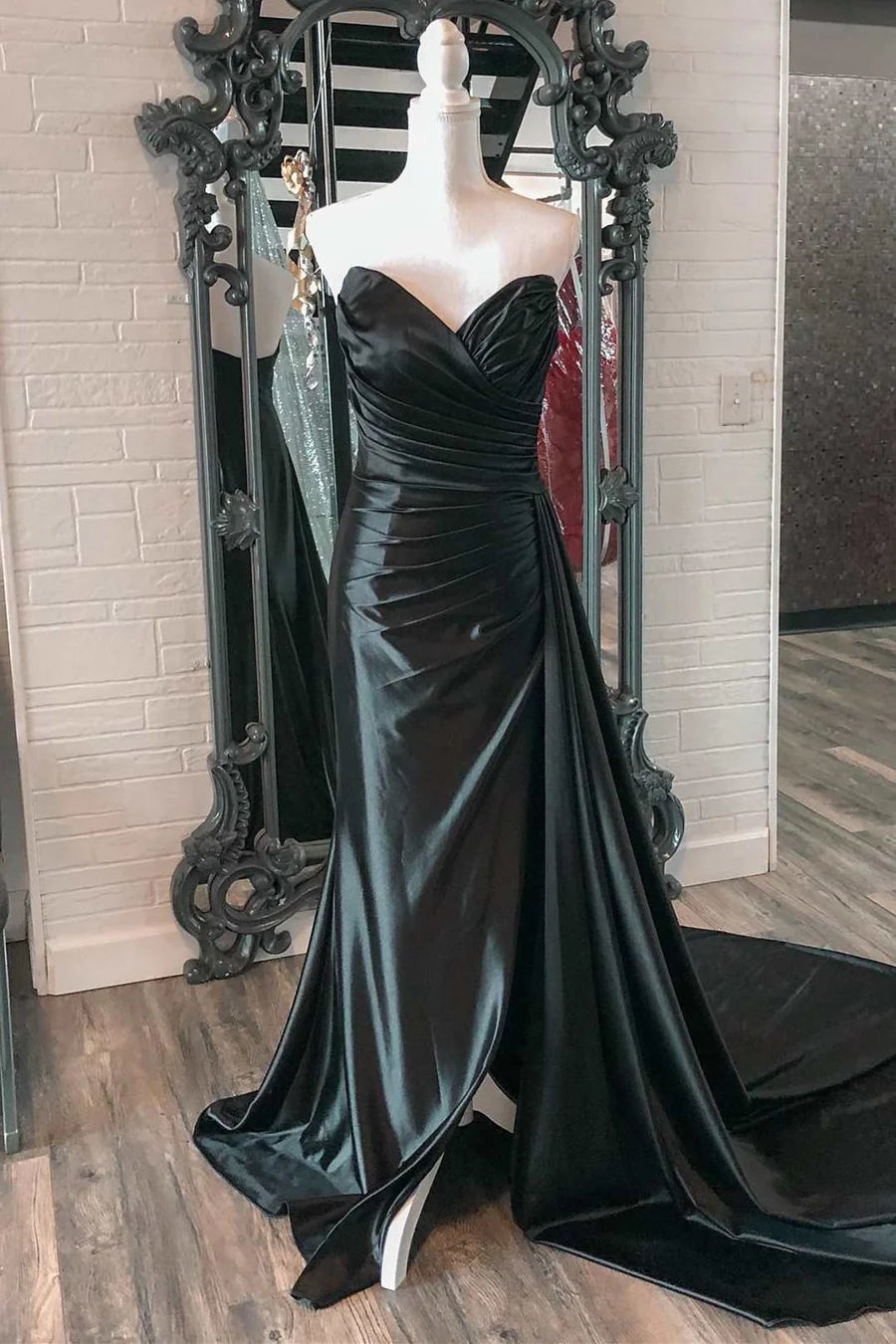Vestido de fiesta fruncido sin tirantes y con cola incorporada